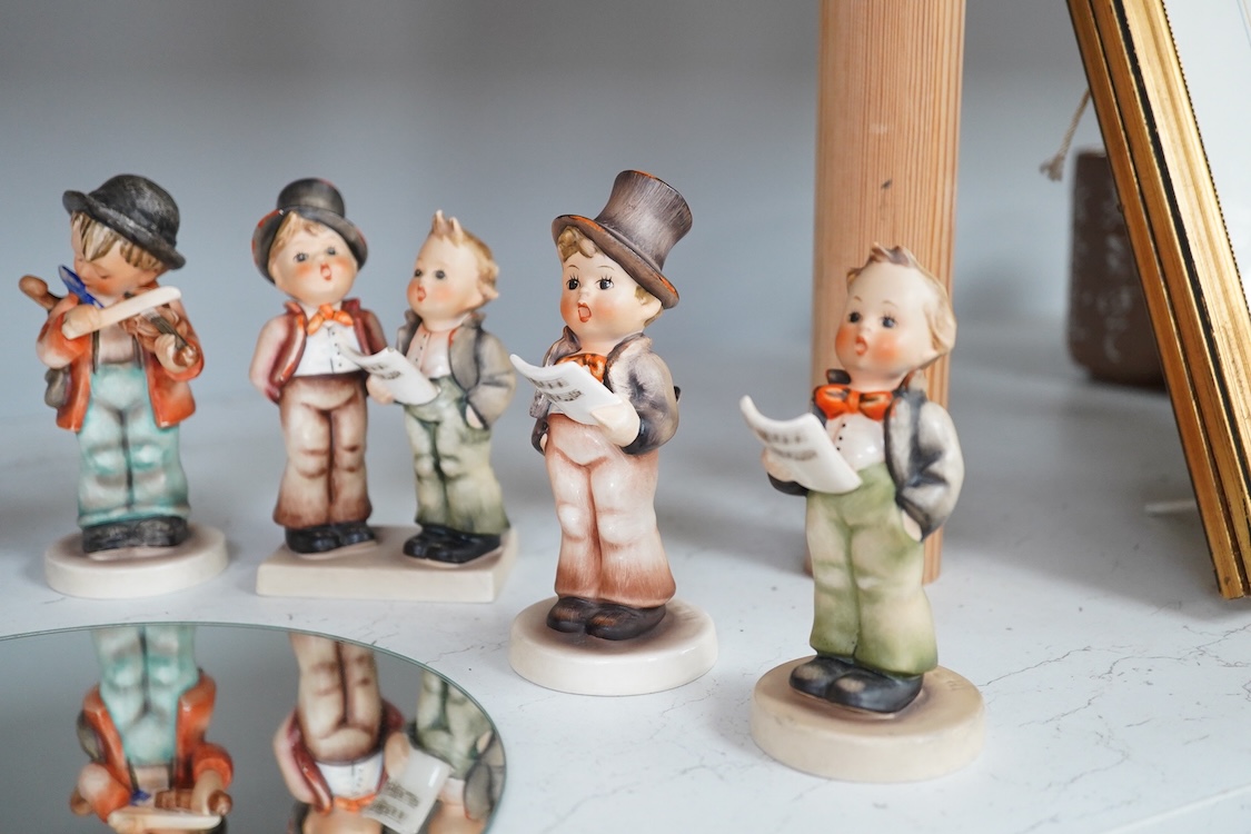 Goebel complete orchestra of four instrumentalists, a choir master and four singers (8).